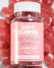 Load image into Gallery viewer, Gomitas veganas para el crecimiento del cabello y además para la piel & uñas. 🌸🥰  Las mejores amigas para cuidar tu cabello, piel y uñas desde dentro hacia fuera 💕  Desliza y conoce más sobre nuestro primer COSMECÉUTICO🌸  ¿Sabes qué es un producto COSMECÉUTICO? 💭 Es la unión de lo farmacéutico y lo cosmético. Marielis lleva años combinando sus dos expertises para seguir innovando con Hair Plus.